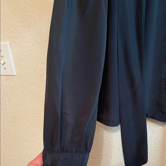 Elegant Black Blouse - Picture 3 of 9